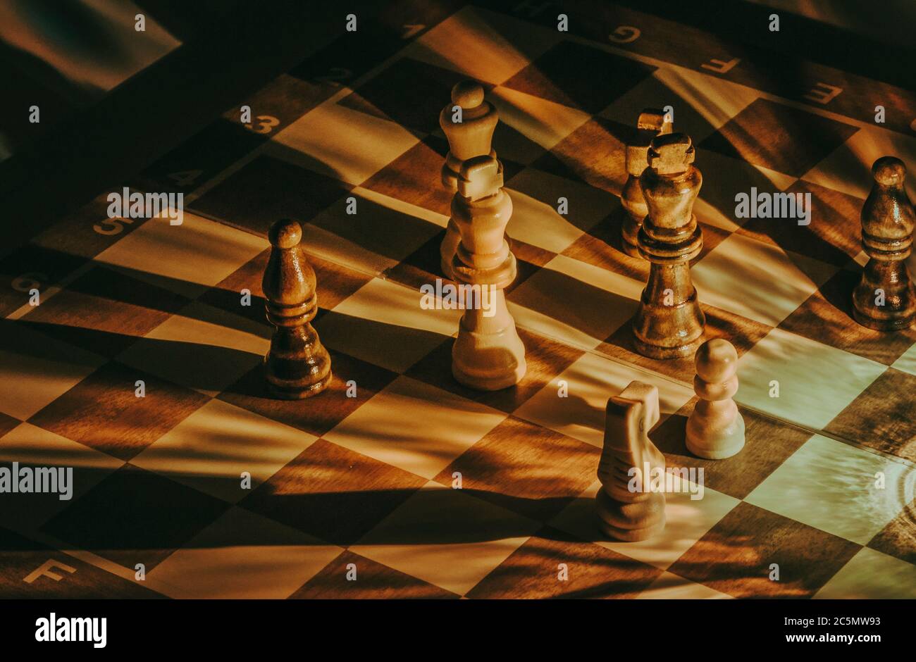 Lumière sur le plateau d'échecs et les pièces Banque D'Images