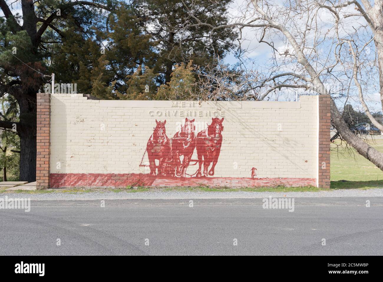 Œuvres d'art peintes sur le mur extérieur des toilettes publiques 'mi commodité' ou chevaux tirant une charrue à Portland, Nouvelle-Galles du Sud, Australie Banque D'Images