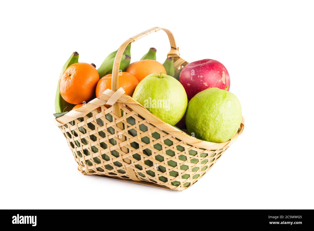 orange, goyave, banane et pomme dans un panier en osier sur fond blanc fruits santé nourriture isolée Banque D'Images