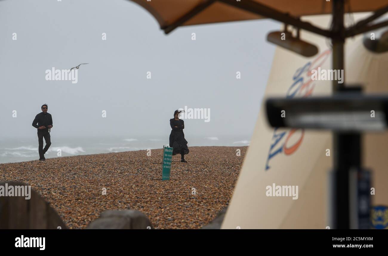 Brighton UK 4 juillet 2020 - c'est une journée humide et venteuse pour une promenade le long de la plage de Brighton sur la côte sud : crédit Simon Dack / Alay Live News Banque D'Images