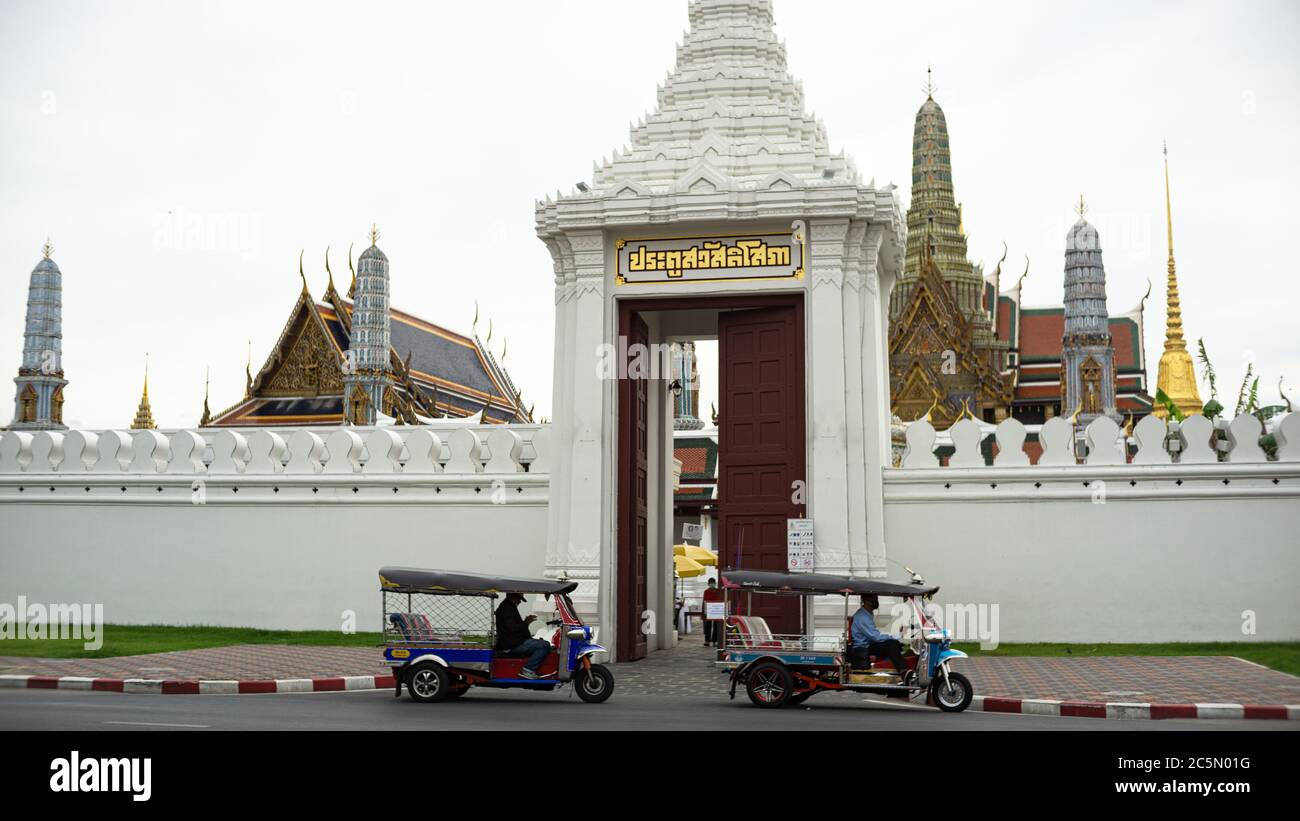 Des tuk tuk attendaient un client à la porte du Grand Palais royal, en Thaïlande Banque D'Images