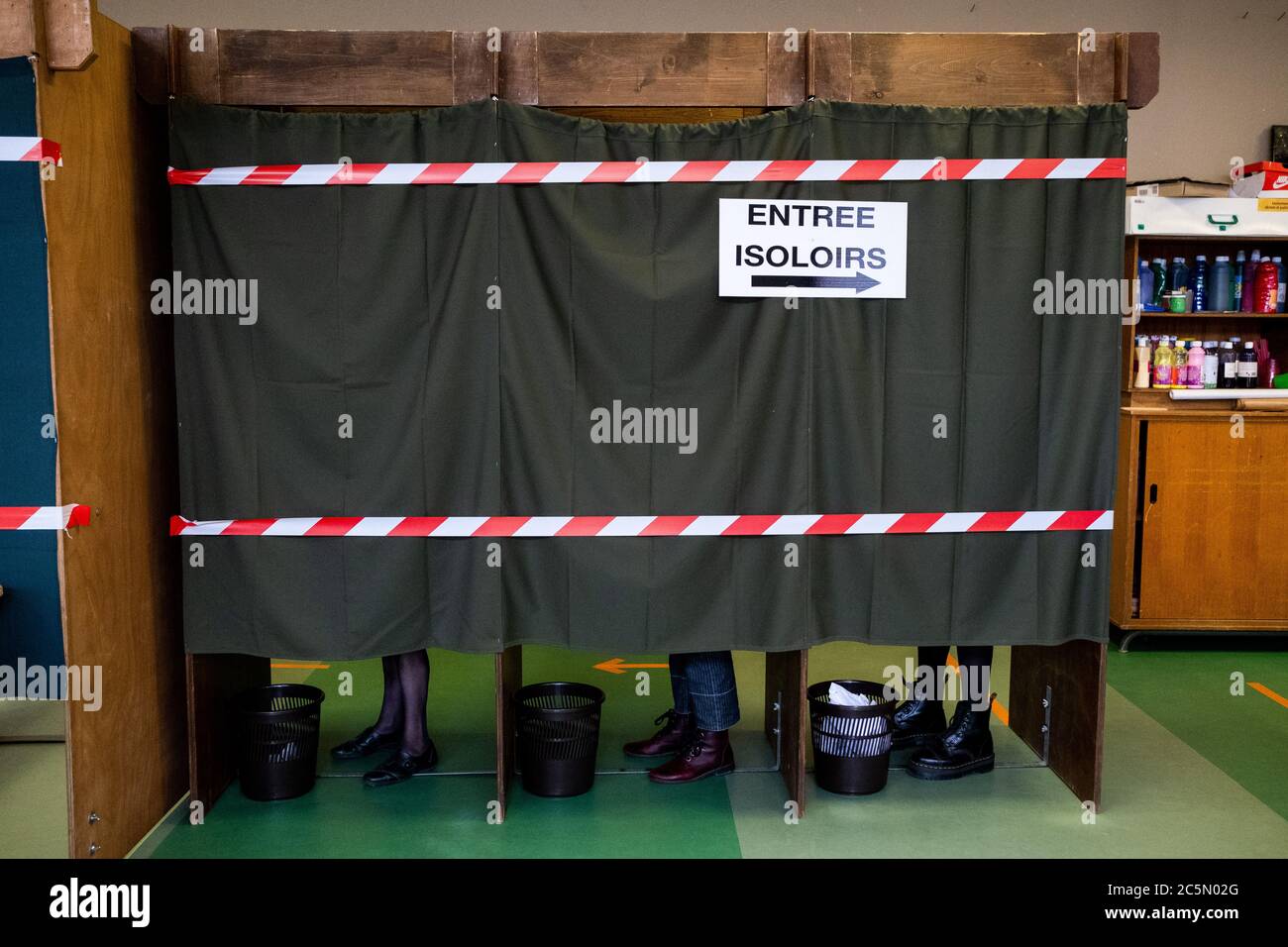 Dimanche 15 mars à Dinan en Bretagne, vote du premier tour des élections municipales et communautaires avec les précautions sanitaires du coronavirus Banque D'Images