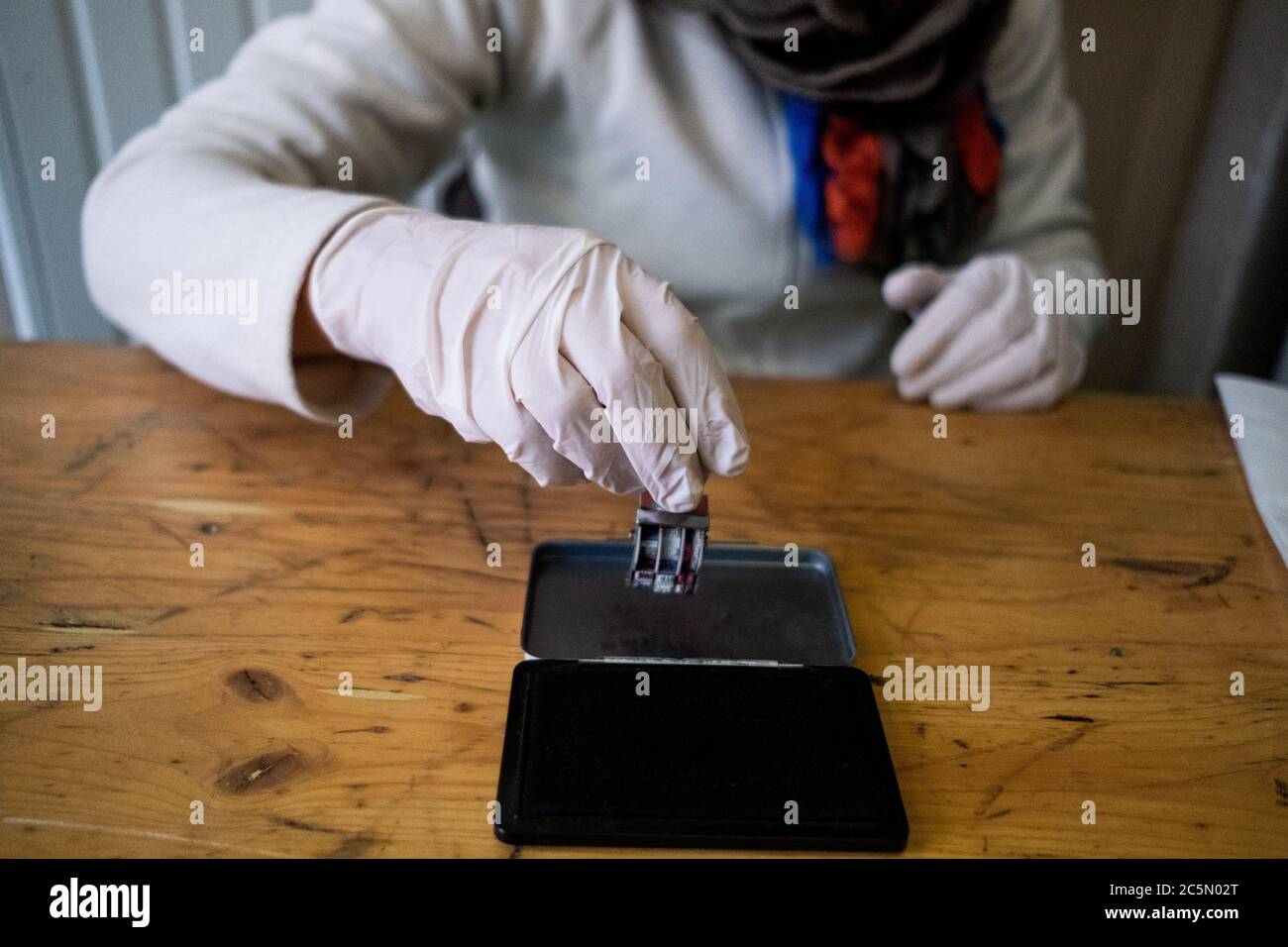 Dimanche 15 mars à Dinan en Bretagne, vote du premier tour des élections municipales et communautaires avec les précautions sanitaires du coronavirus Banque D'Images