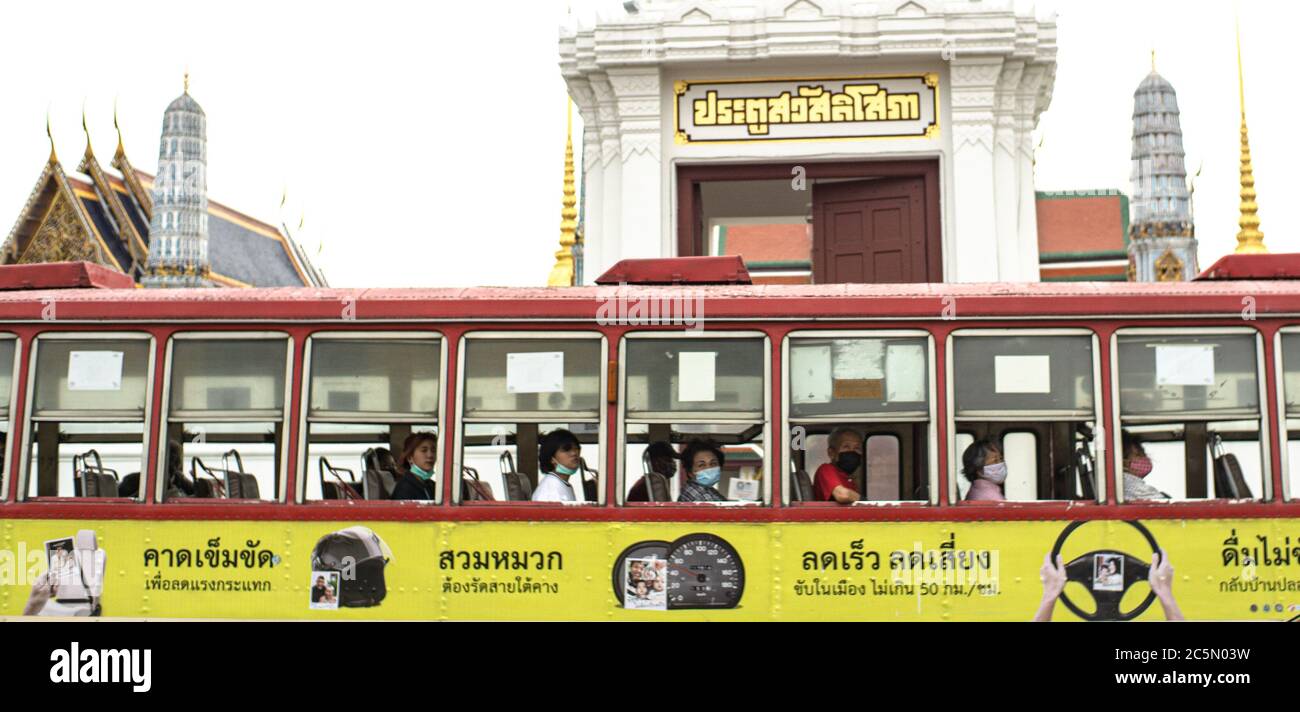 Un bus passait devant la porte du Grand Palais Royal, Bangkok Thaïlande Banque D'Images