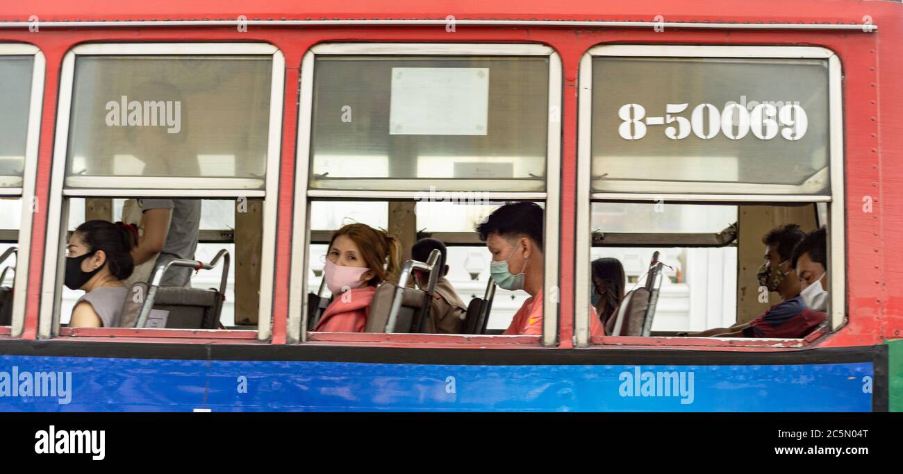 Le passager de bus portait des masques pendant une nouvelle vie normale à Bangkok Thaïlande Banque D'Images