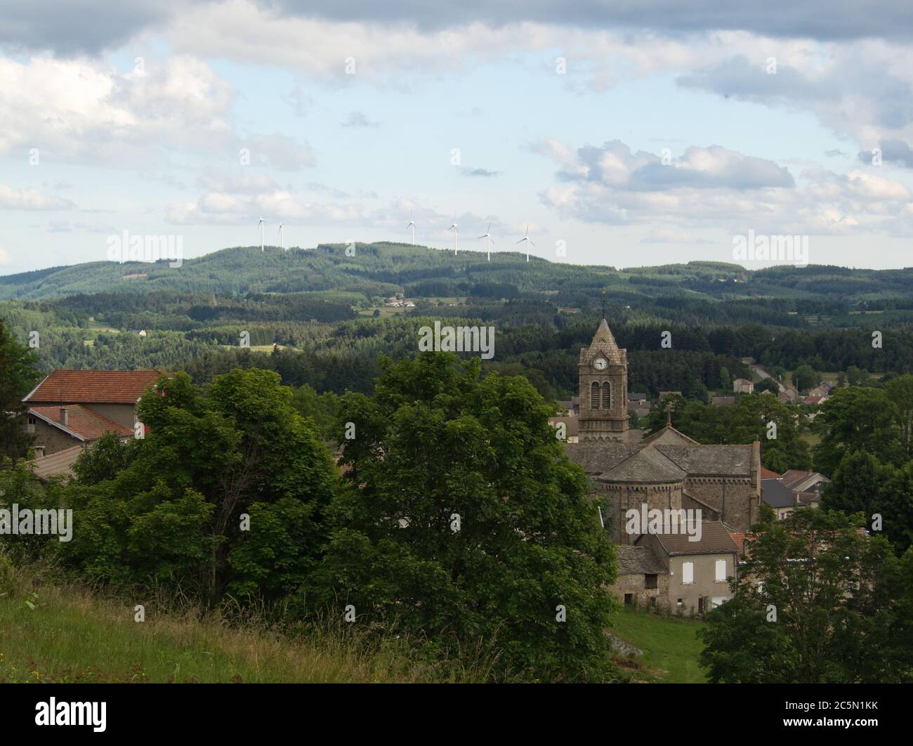 Beau paysage avec un petit village et des montagnes, un ciel nuageux à Ardèche Banque D'Images