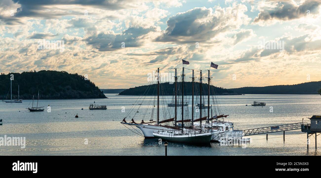 Un bipède avec des voiliers utilisé pour emmener les touristes autour de la baie dans Bar Harbor Maine sous couvert nuageux tôt le matin skys et Porcupine îles dans le lointain. Banque D'Images