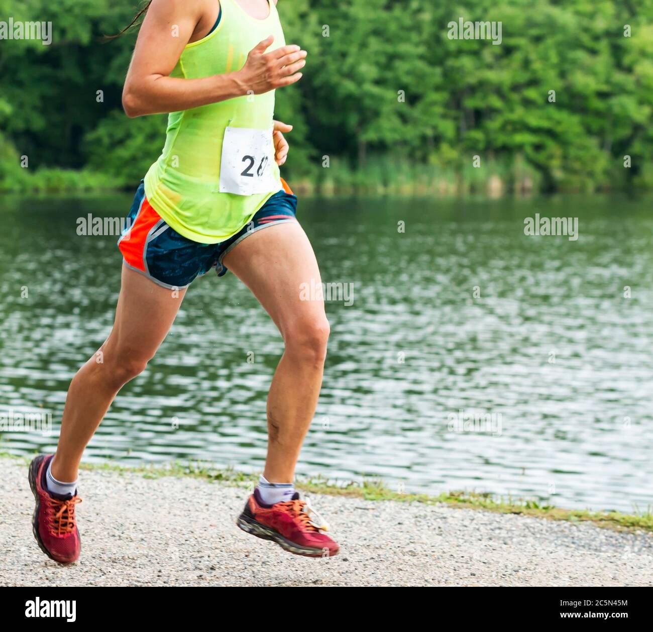 Les chaussures de coureurs sont sales courir une course de 10K dans le village de Babylone autour du lac Belmont et de l'étang de Southards. Banque D'Images