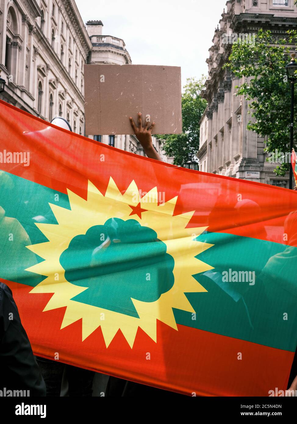 Londres, Royaume-Uni. 3 juillet 2020. Les manifestants d'Oromo marchent devant Downing Street à Londres à la suite de troubles civils et du meurtre du chanteur et activiste Hachalu Hundessa en Éthiopie. Crédit: Yousef Al Nasser/ Alamy Live News Banque D'Images