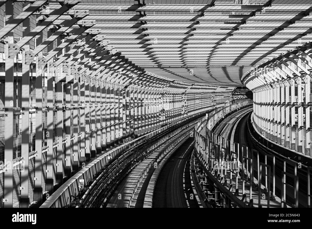 Photo à l'intérieur d'un train de banlieue à Tokyo, qui aproconnait la fin du pont Rainbow d'Odaiba. Banque D'Images