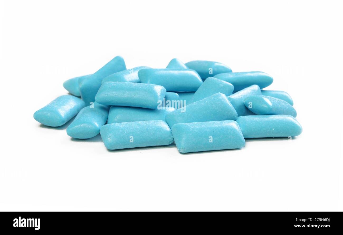 Gommes à mâcher bleues isolées sur fond blanc. Gros plan sur le bubblegum Banque D'Images