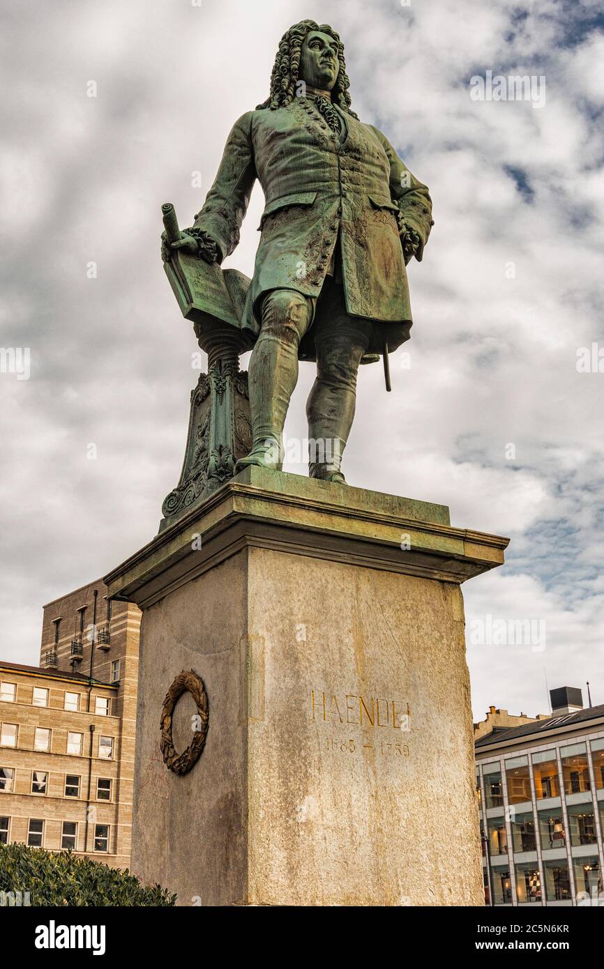 Halle (Saale) / Allemagne - 27 février 2017 : statue du compositeur baroque George Frideric Handel sur la place du marché dans la vieille ville de Halle, Allemagne Banque D'Images