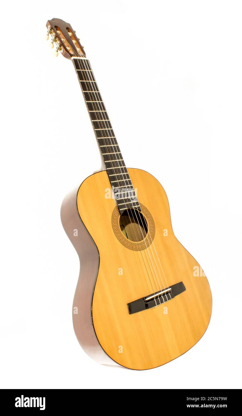 Guitare acoustique isolée sur fond blanc. Gros plan sur les instruments de musique Banque D'Images