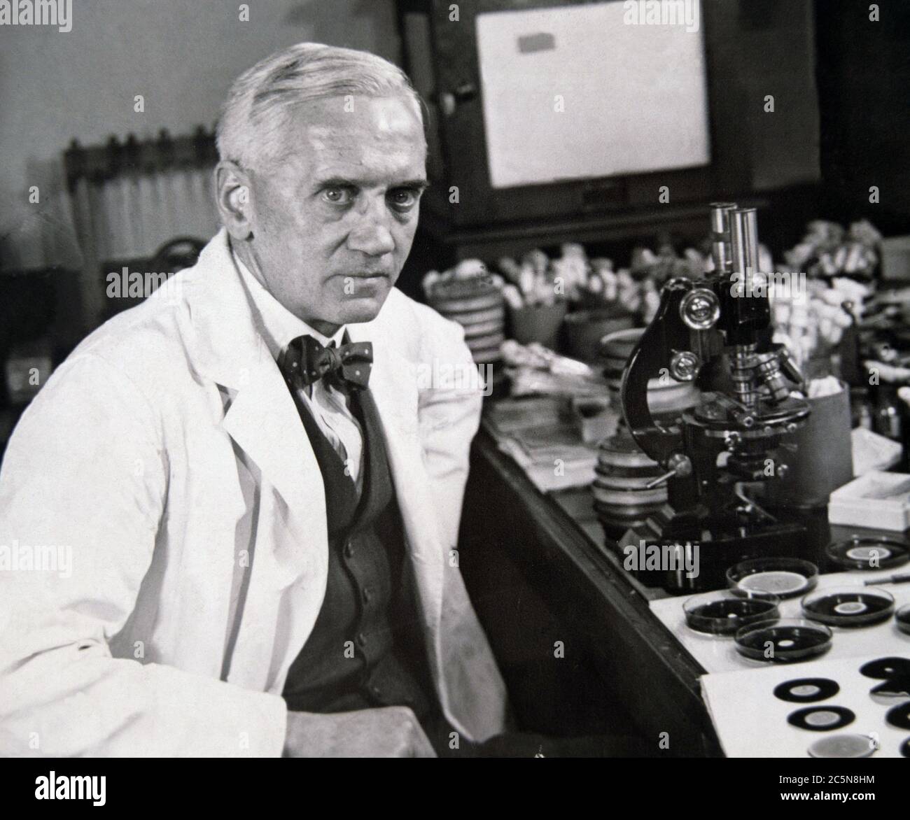 FLEMING, ALEXANDER. MICROBIOLOGO INGLES. 1881-1955. DESCUBRIDOR DE LA PENICILINA. TRABAJANDO EN SU LABORATORIO DEL HOSPITAL ST MARY , PADDINGTONG , LONDRES. Banque D'Images
