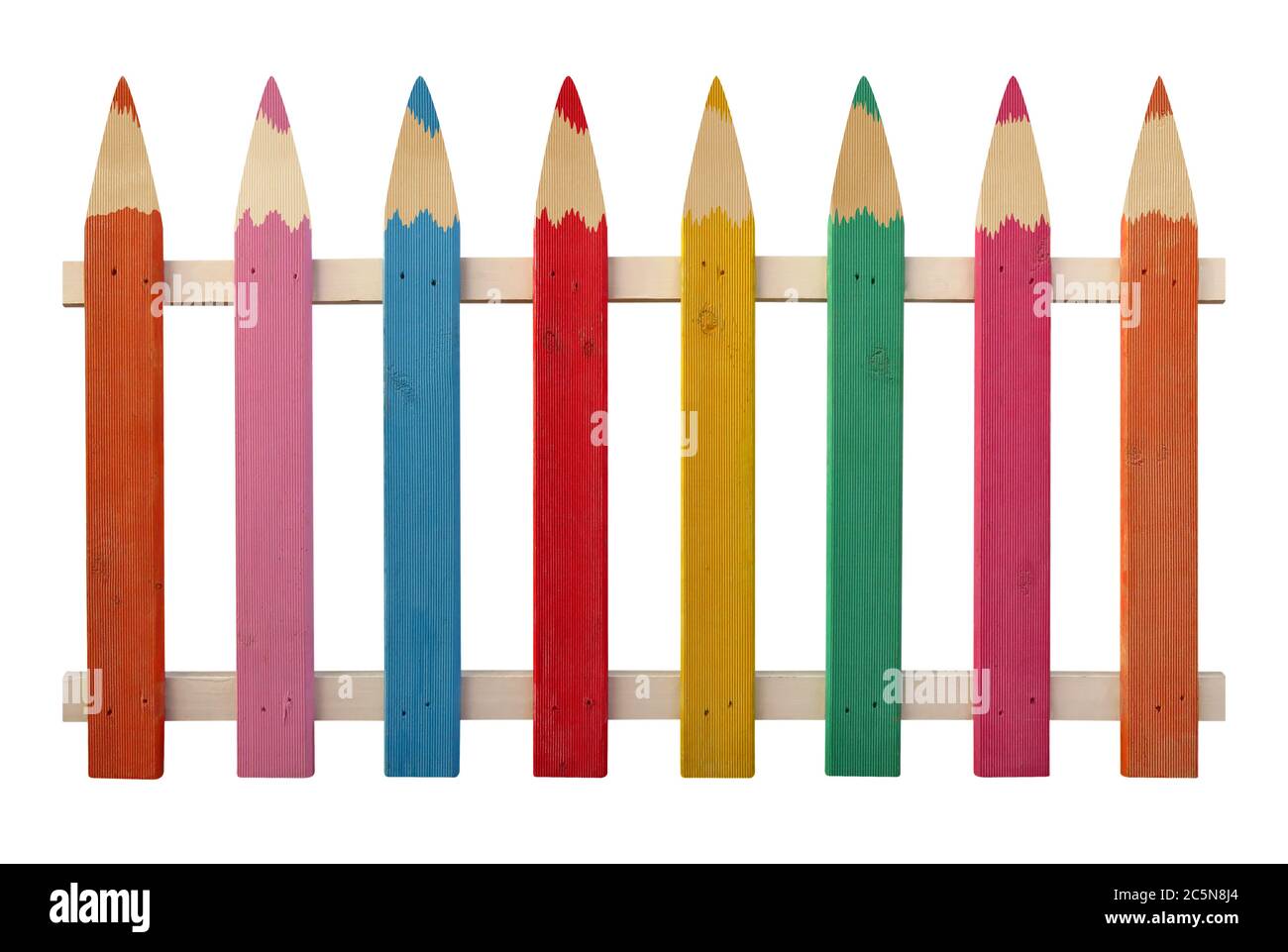 Clôture en bois colorée de crayons isolés sur blanc avec Clipping Path Banque D'Images Clôture en bois colorée de crayons isolés sur blanc avec Clipping Path Banque D'Images
