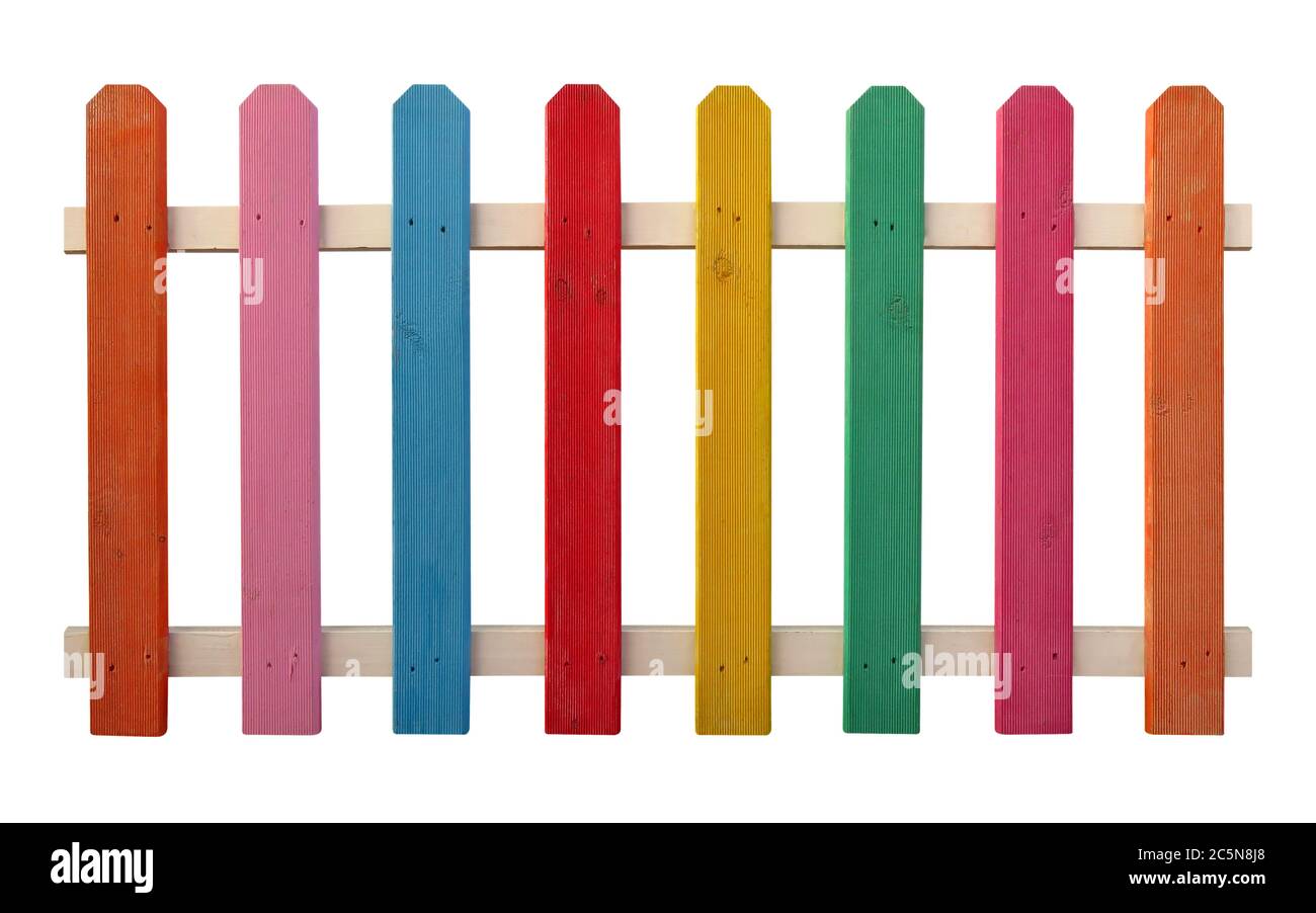 Clôture en bois colorée isolée sur blanc avec un masque de découpe Banque D'Images Clôture en bois colorée isolée sur blanc avec un masque de découpe Banque D'Images