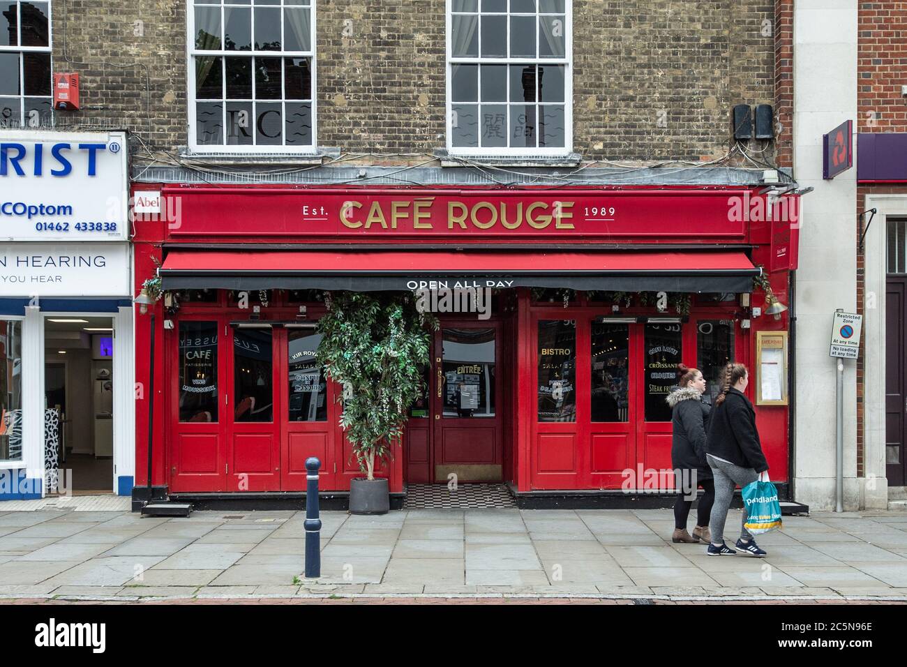 Tout en rouge, restaurant à thème français du café Rouge fermé, Hitchin, Hertfordshire, Royaume-Uni Banque D'Images