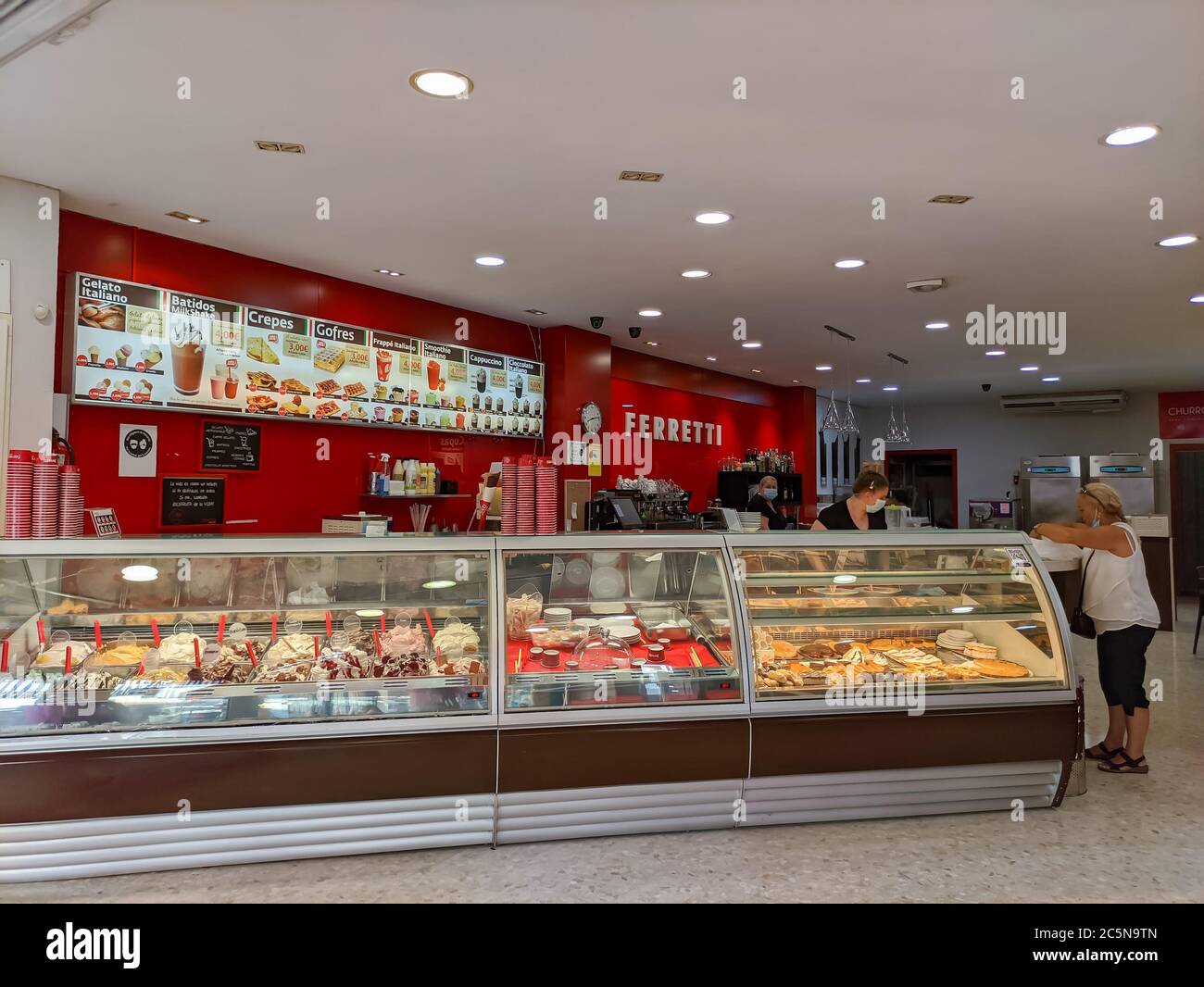 Punta Umbria, Huelva, Espagne - 3 juin 2020: Intérieur de la cafétéria et du salon de glace Ferretti dans la calle Ancha, Punta Umbria, Huelva, Espagne Banque D'Images