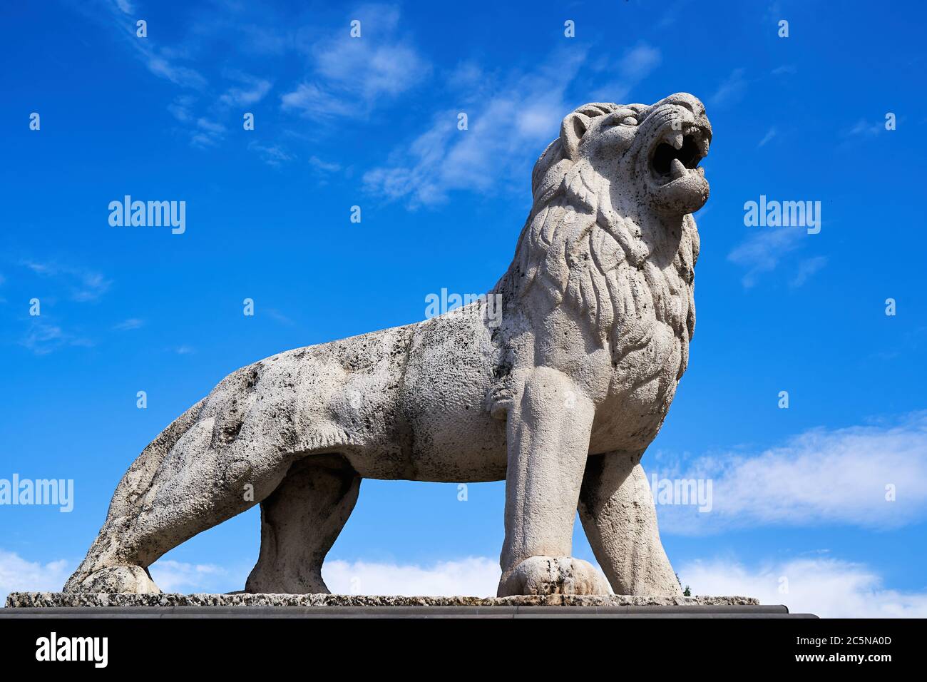 Leon, Espagne - juillet 2014 : statue du lion féroce à l'entrée de la ville Banque D'Images
