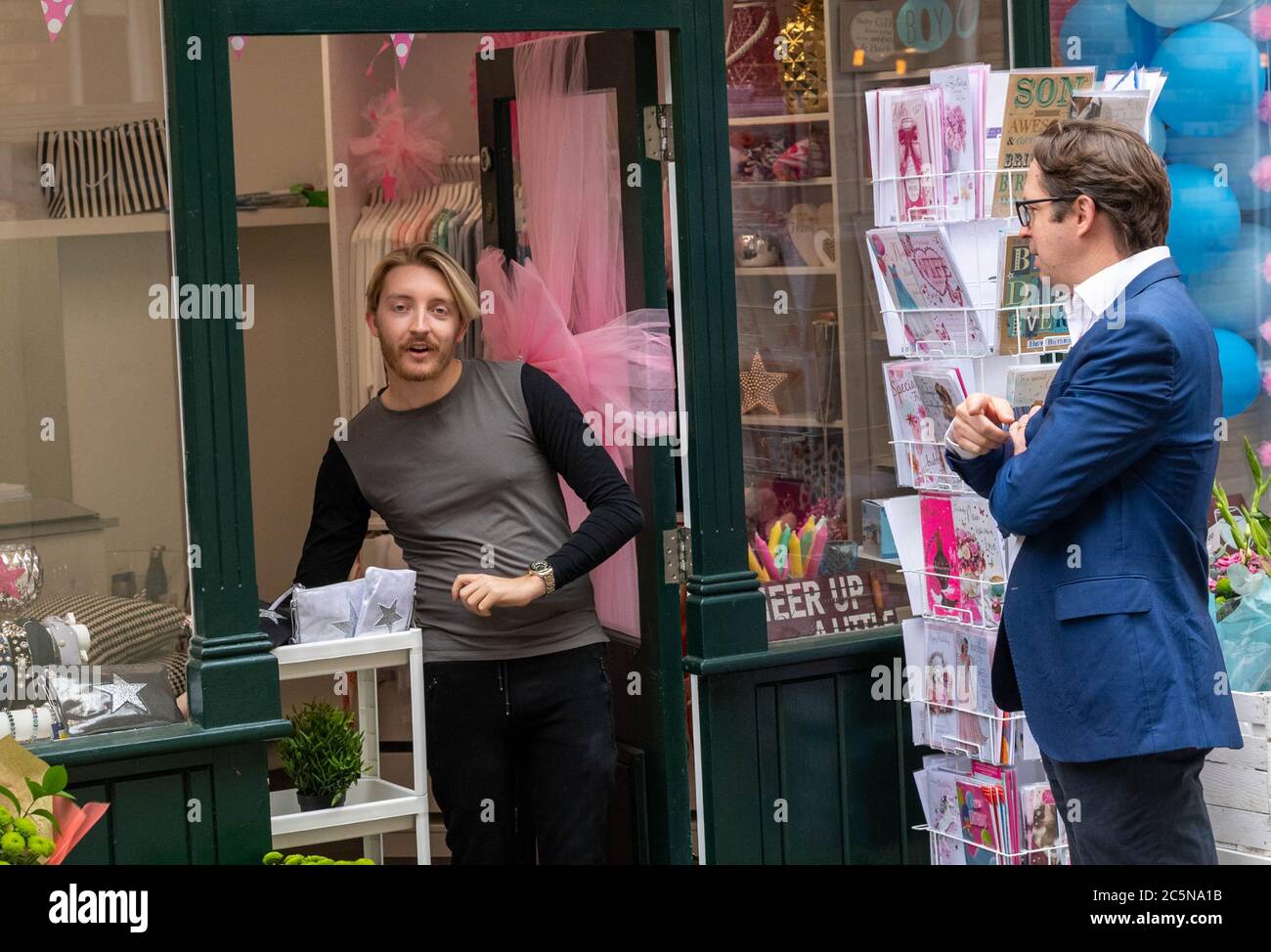 Brentwood Essex 4 juillet 2020 Alex Burghart, député conservateur de Brentwood et Ongar, visite les magasins qui rouvrent après avoir été soumis à des restrictions de confinement. Crédit : Ian Davidson/Alay Live News Banque D'Images