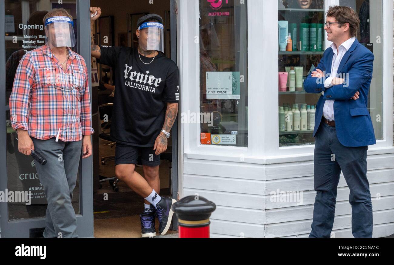 Brentwood Essex 4 juillet 2020 Alex Burghart, député conservateur de Brentwood et Ongar, visite les magasins qui rouvrent après avoir été soumis à des restrictions de confinement. Crédit : Ian Davidson/Alay Live News Banque D'Images