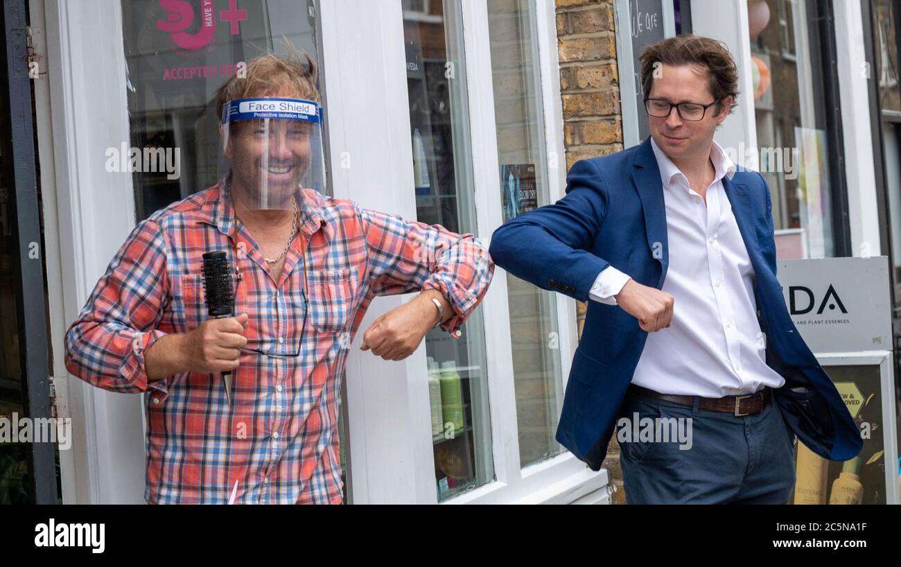Brentwood Essex 4 juillet 2020 Alex Burghart, député conservateur de Brentwood et Ongar, visite les magasins qui rouvrent après avoir été soumis à des restrictions de confinement. Crédit : Ian Davidson/Alay Live News Banque D'Images