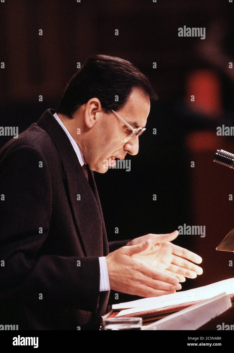 ALFONSO GUERRA. POLITHO ESPAÑOL.SEVILLA 1940-. VICEPRESIDENTE DEL GOBIERNO ESPAÑOL DESDE EL AÑO 1982 AL 1991. CON EL GOBIERNO DE FELIPE GONZALEZ. FOTO AÑO 1990 FR EL CONGRESO DE LOS DIPUTADOS. Banque D'Images