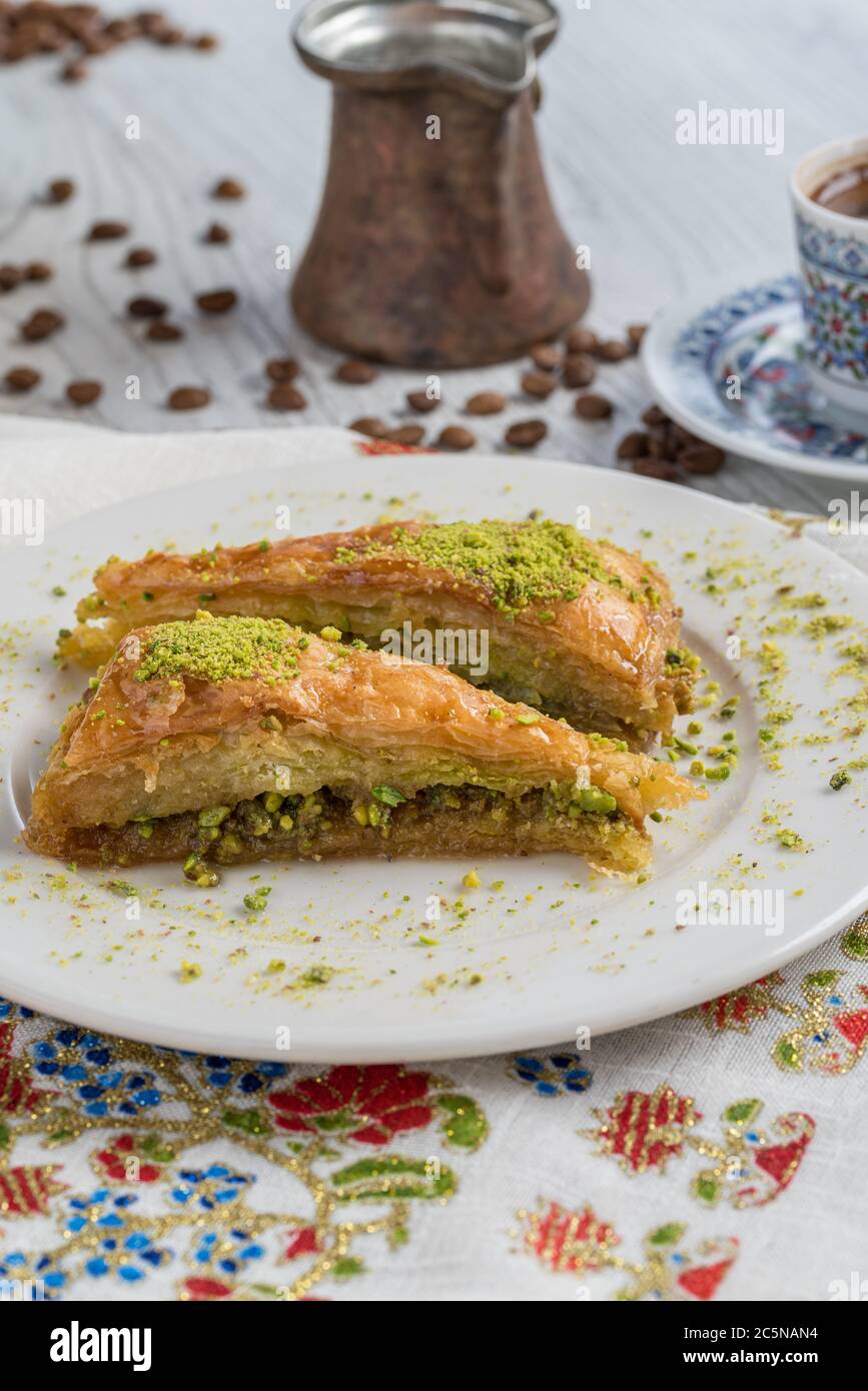 Café turc et dessert turc traditionnel baklava dans une assiette sur une table en bois Banque D'Images
