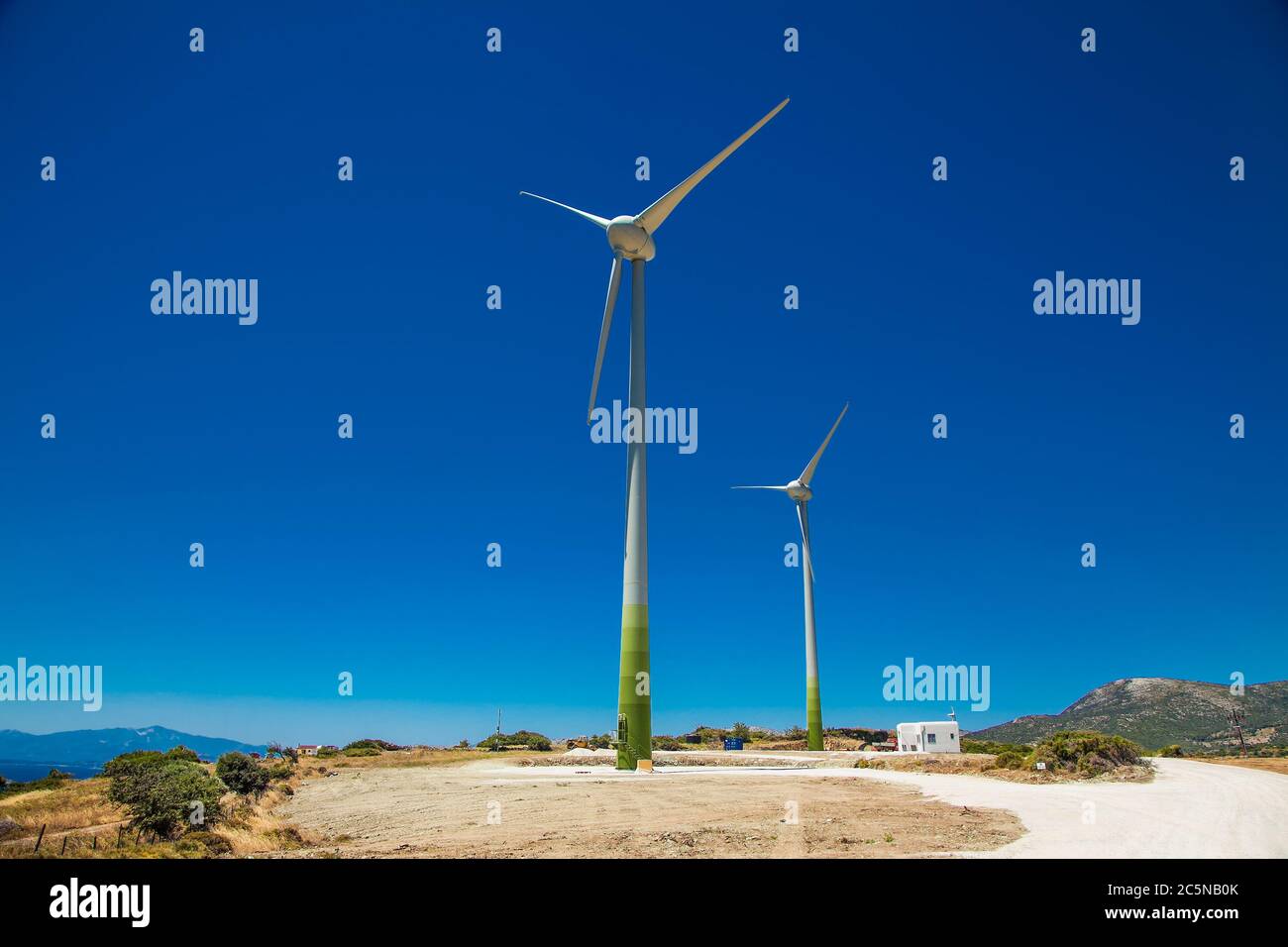 Éoliennes sur la côte sud de l'île d'Evia, Grèce. Banque D'Images