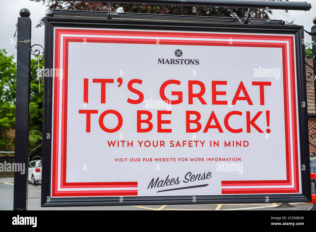 Kidderminster, Royaume-Uni. 4 juillet 2020. C'est Super Saturday et les pubs rouvrent leurs portes pour la première fois depuis vendredi 20 mars en raison du blocage du coronavirus. Le célèbre pub Marston's Land Oak à Kidderminster affiche un grand panneau de bienvenue avec un message très clair à tous ses clients : c'est génial de revenir ! Crédit : Lee Hudson/Alay Live News Banque D'Images