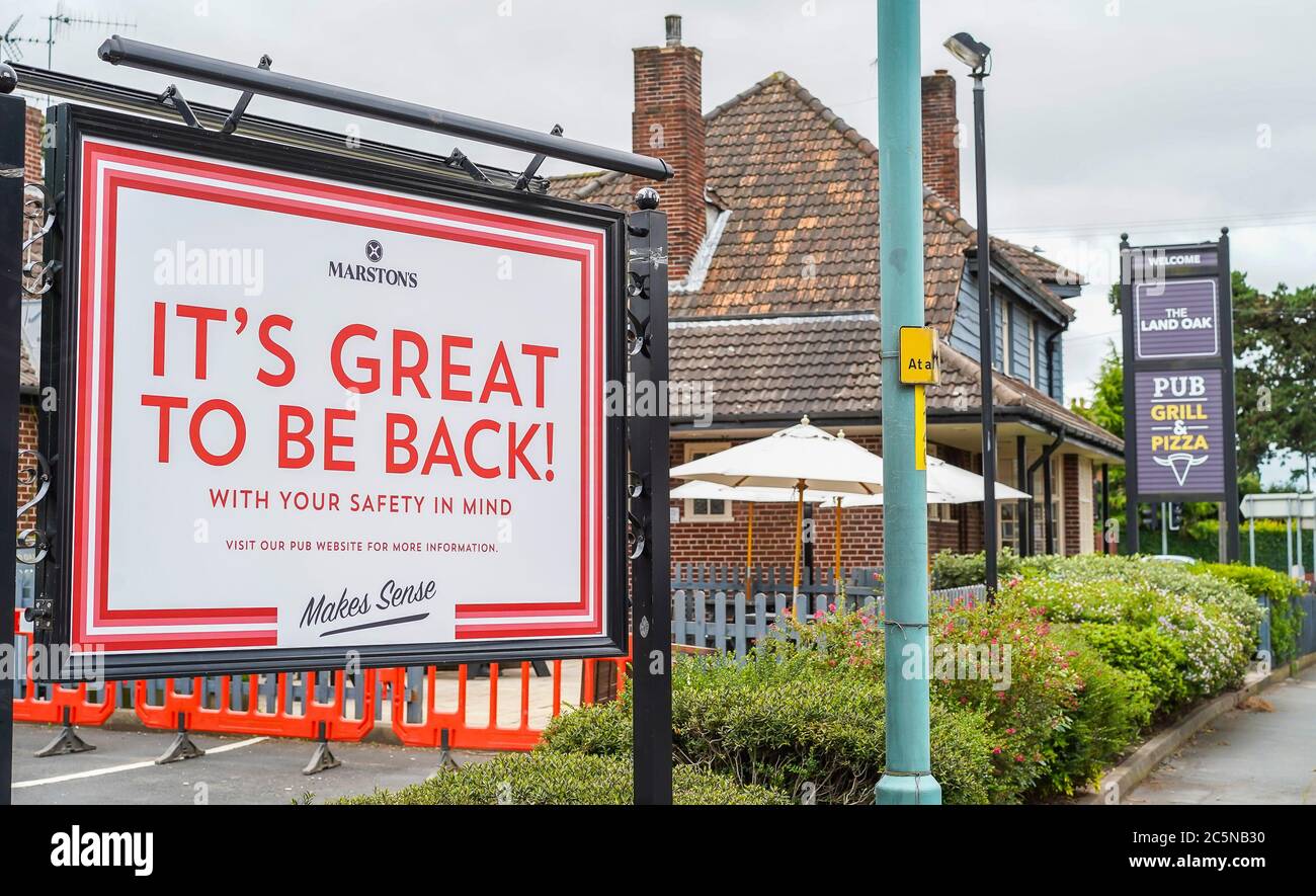 Kidderminster, Royaume-Uni. 4 juillet 2020. C'est Super Saturday et les pubs rouvrent leurs portes pour la première fois depuis vendredi 20 mars en raison du blocage du coronavirus. Le célèbre pub Marston's Land Oak à Kidderminster affiche un grand panneau de bienvenue avec un message très clair à tous ses clients : c'est génial de revenir ! Crédit : Lee Hudson/Alay Live News Banque D'Images