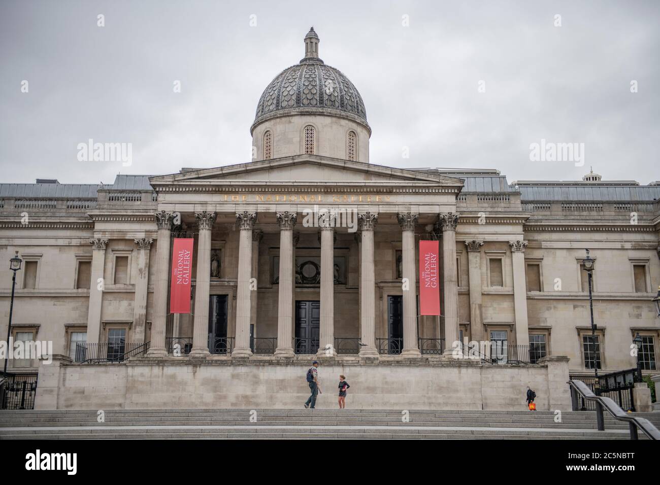 Londres, Royaume-Uni. 4 juillet 2020. Vue sur le Portico de la Galerie nationale dans un quartier tranquille de Trafalgar Square après l'isolement du coronavirus le samedi de 'plus' et avant son ouverture publique le 8 juillet 2020. Crédit: Malcolm Park/Alay Live News. Banque D'Images