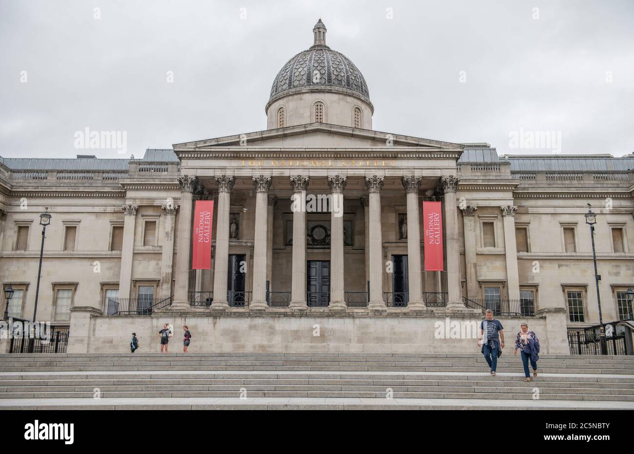 Londres, Royaume-Uni. 4 juillet 2020. Vue sur le Portico de la Galerie nationale dans un quartier tranquille de Trafalgar Square après l'isolement du coronavirus le samedi de 'plus' et avant son ouverture publique le 8 juillet 2020. Crédit: Malcolm Park/Alay Live News. Banque D'Images