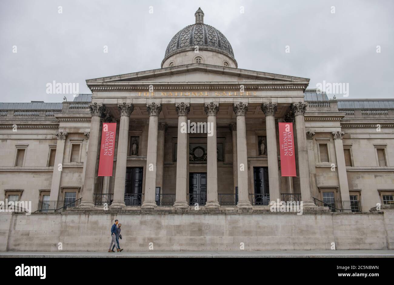 Londres, Royaume-Uni. 4 juillet 2020. Vue sur le Portico de la Galerie nationale dans un quartier tranquille de Trafalgar Square après l'isolement du coronavirus le samedi de 'plus' et avant son ouverture publique le 8 juillet 2020. Crédit: Malcolm Park/Alay Live News. Banque D'Images
