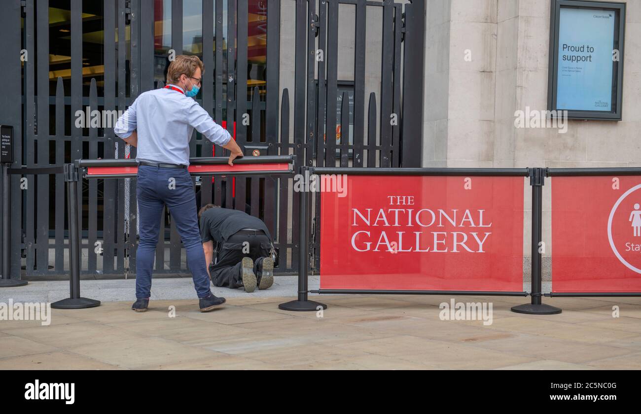 Londres, Royaume-Uni. 4 juillet 2020. Vue de la Galerie nationale l'aile Sainsbury est verrouillée après le coronavirus lors de la journée «Super Saturday», alors qu'elle se prépare à une vue de presse avant l'ouverture et avant son ouverture publique le 8 juillet 2020. Crédit: Malcolm Park/Alay Live News. Banque D'Images