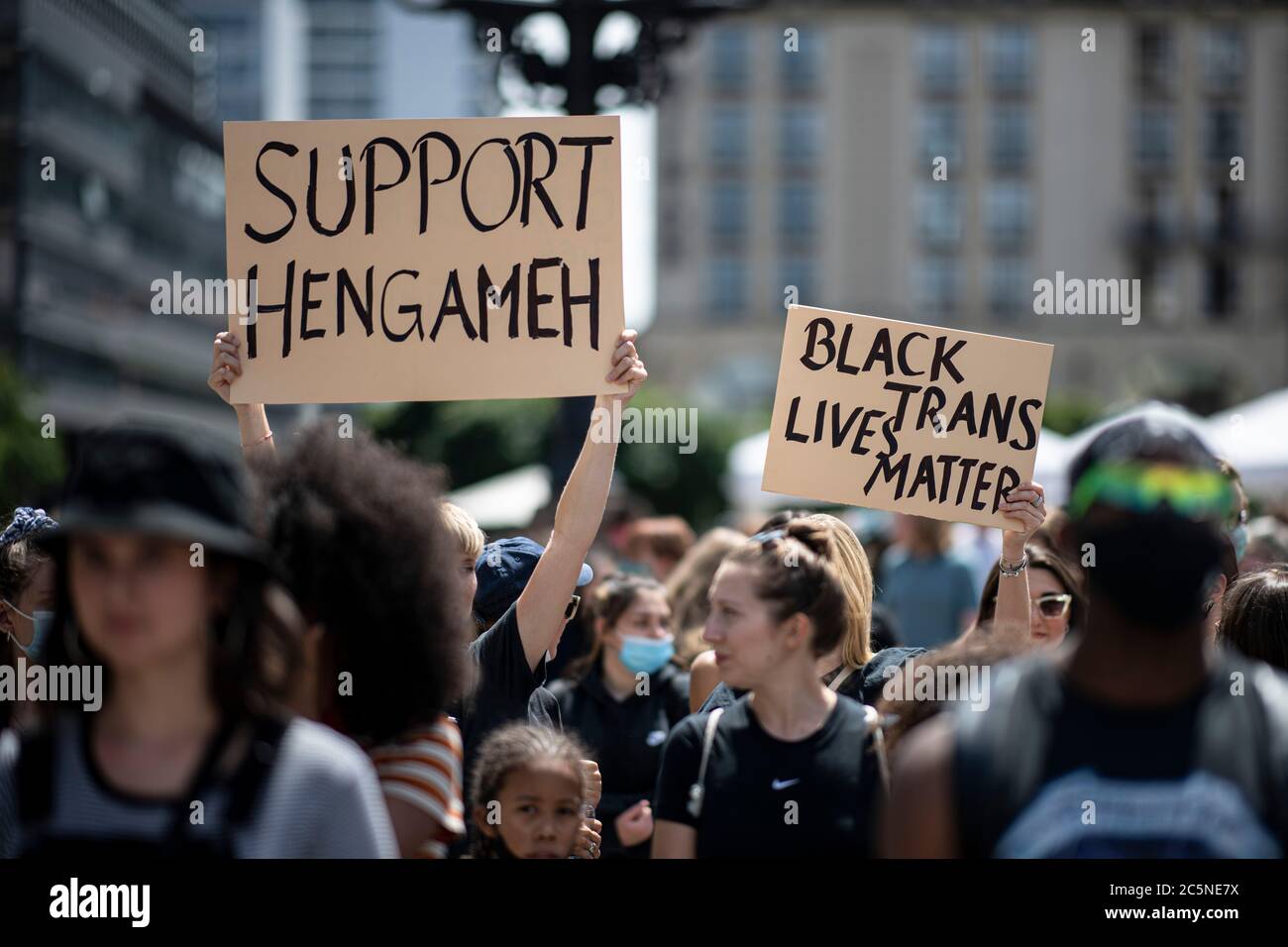 Berlin, Allemagne. 04e juillet 2020. Les participants à la manifestation « Black Lives Matter » défilent dans le centre-ville de Berlin avec deux panneaux avec l'inscription « Black Trans Lives Matter » et « support Hengameh ». 5000 personnes sont inscrites pour la démo contre le racisme. Credit: Fabian Sommer/dpa/Alay Live News Banque D'Images