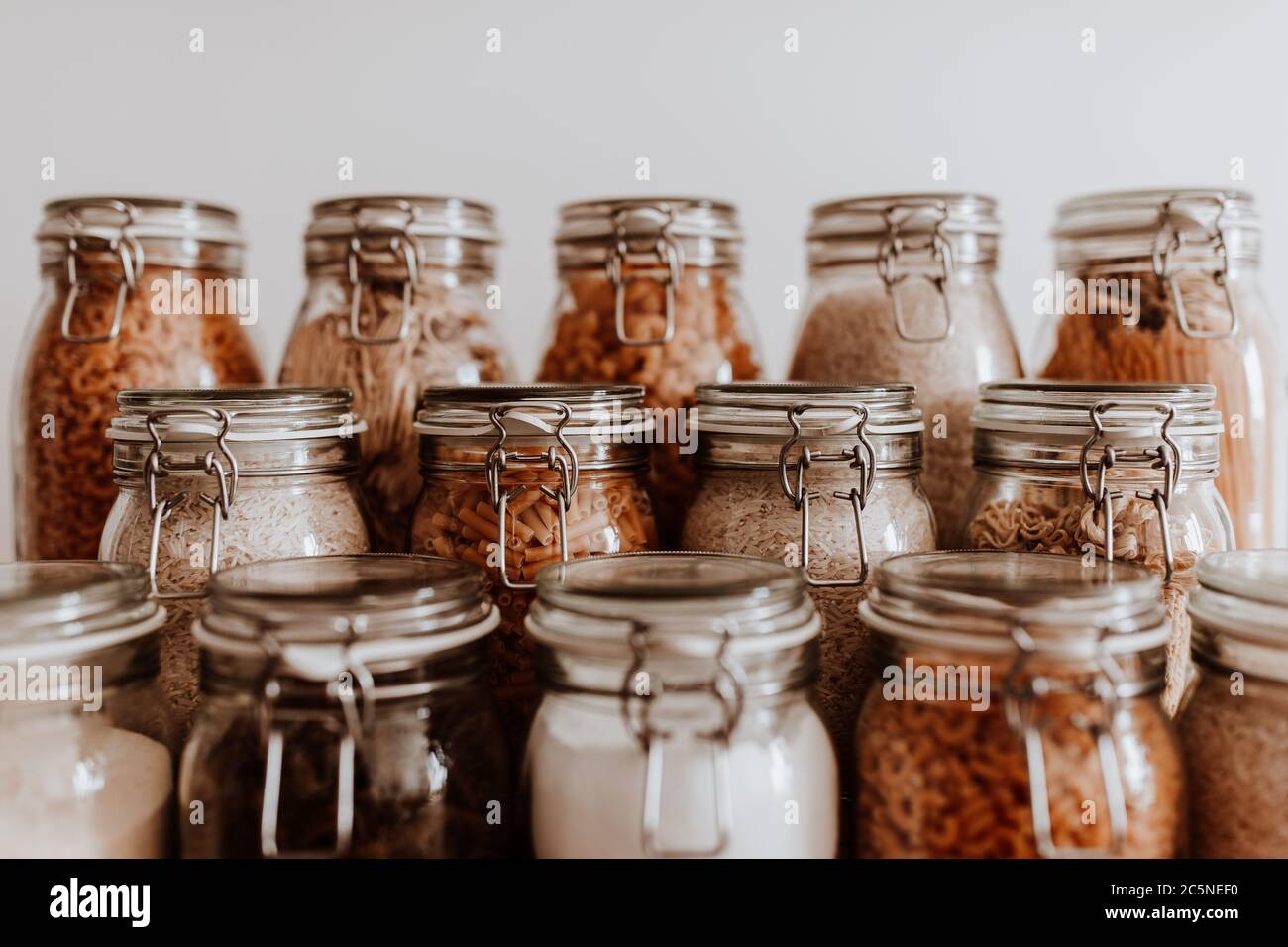 Pots en verre remplis d'ingrédients alimentaires non cuits séchés Banque D'Images