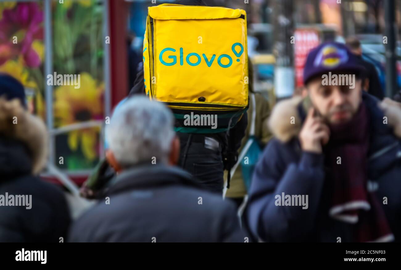 Bucarest, Roumanie - 28 janvier 2020: Un service de livraison de nourriture Glovo livre de la nourriture à Bucarest, Roumanie. Banque D'Images