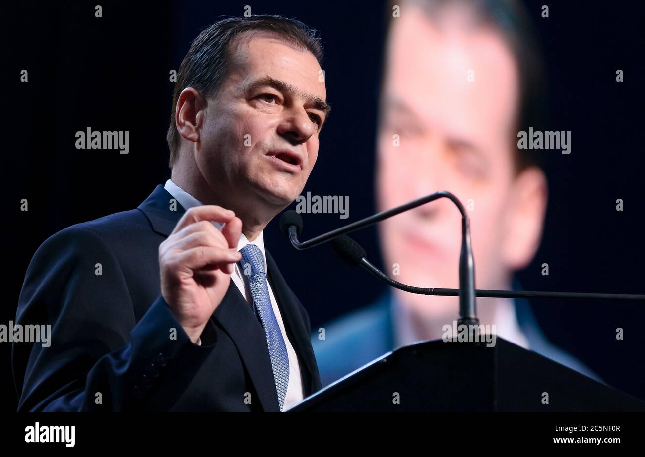 Bucarest, Roumanie - 02 février 2020 : Ludovic Orban, Premier ministre roumain et président du Parti libéral national, s'exprime au Conseil national Banque D'Images