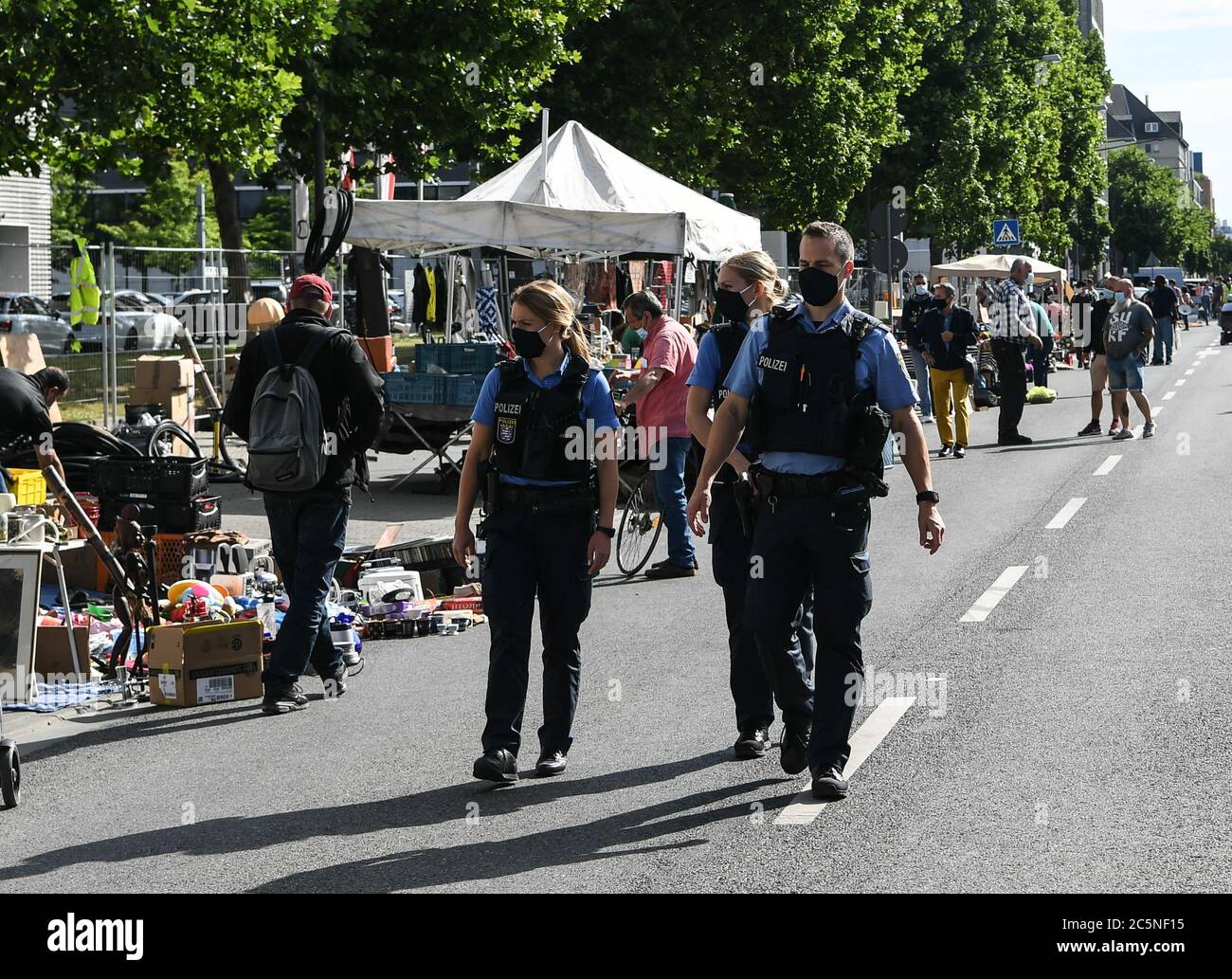 Francfort, Allemagne. 4 juillet 2020. Des policiers patrouillent au marché aux puces de Francfort, en Allemagne, le 4 juillet 2020. Le marché qui traite les marchandises d'occasion a rouvert ici samedi avec des mesures strictes de prévention COVID-19. Crédit: Lu Yang/Xinhua/Alay Live News Banque D'Images