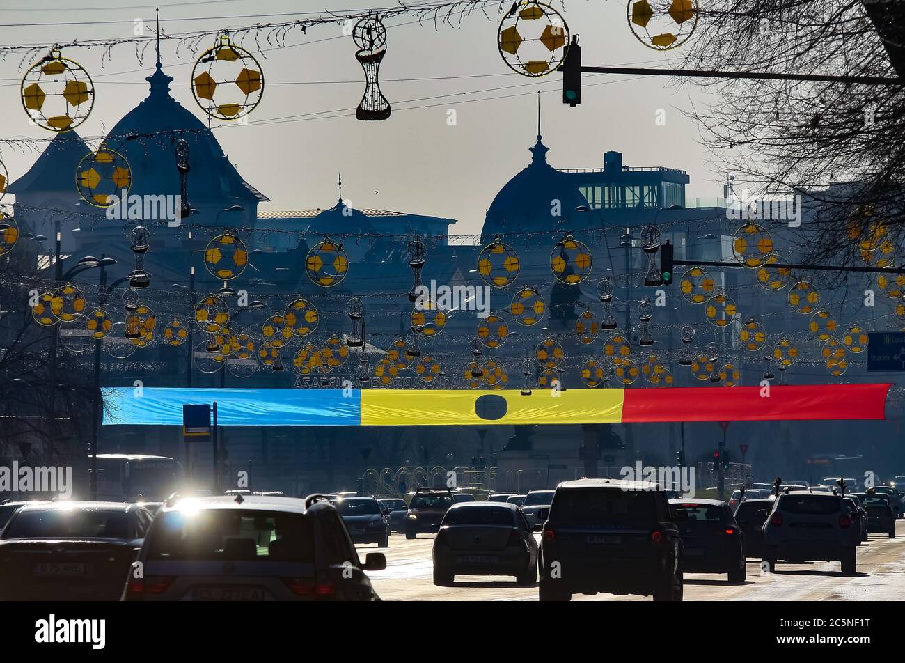 Bucarest, Roumanie - 22 décembre 2019: Un drapeau roumain avec un trou au milieu est affiché près de la place de l'Université à la mémoire des victimes du Banque D'Images
