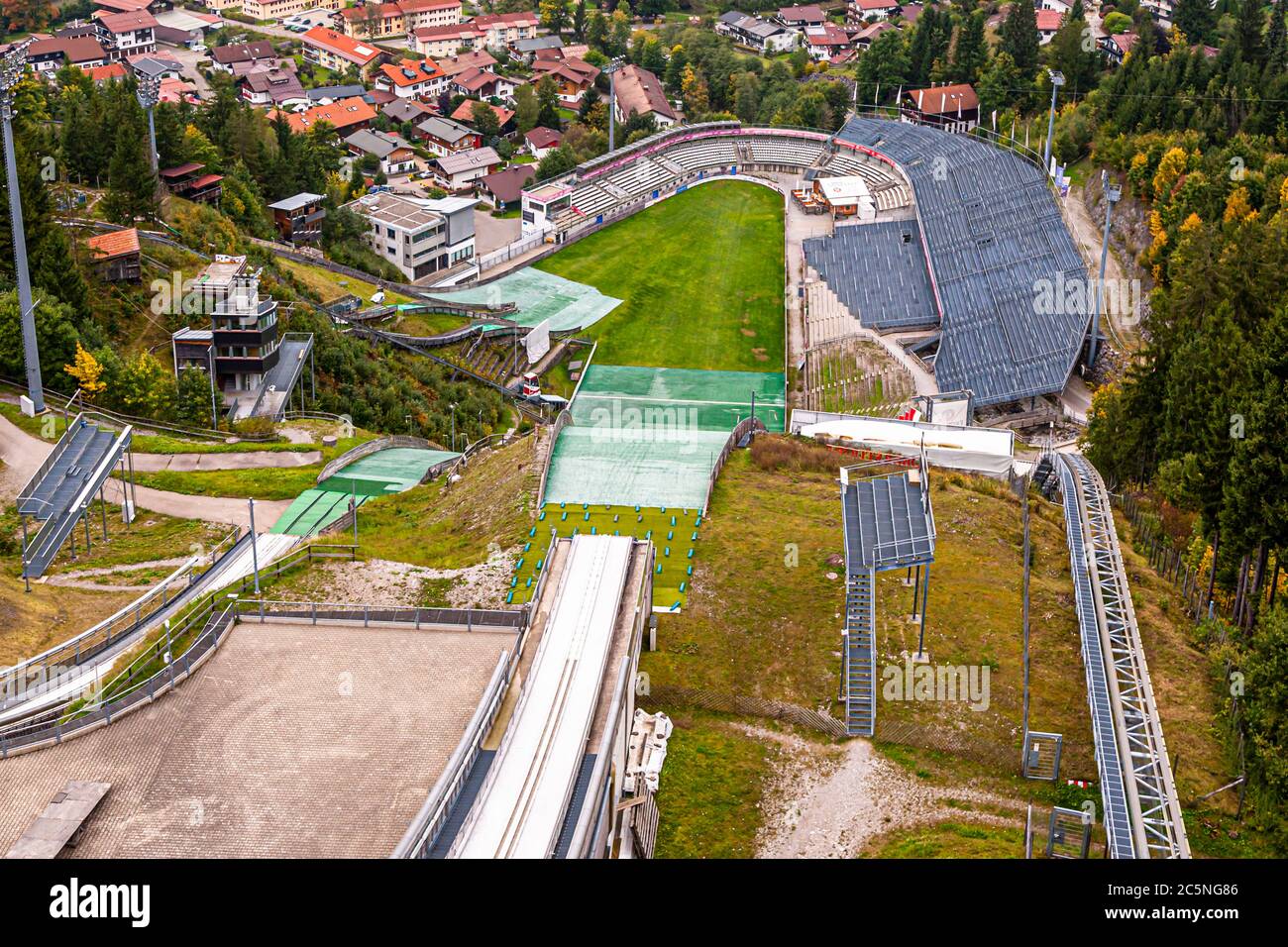 Oberstdorf vu du saut à ski de Schattenberg. C'est là que commence traditionnellement le tournoi four Hills. Oberstdorf, Allemagne Banque D'Images