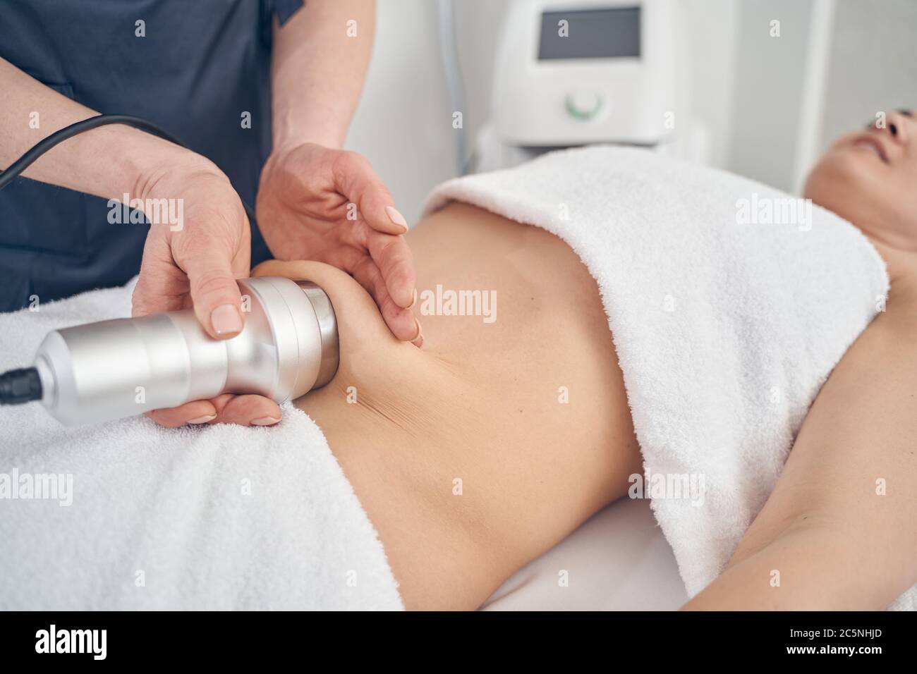 Retrait de la cellulite sur l'abdomen dans la clinique de beauté moderne Banque D'Images
