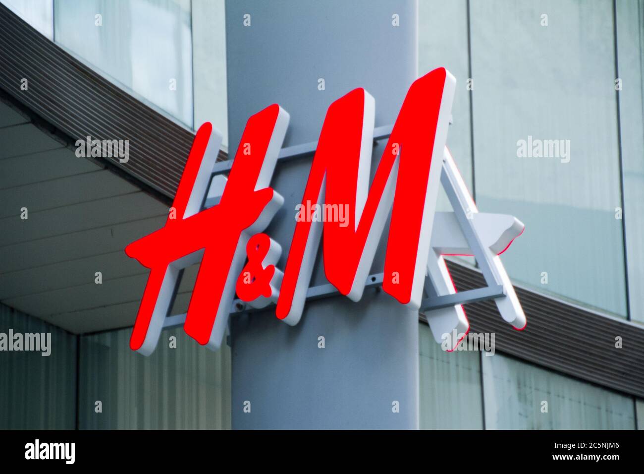 Logo de la boutique de vêtements H&M. Hennes et Mauritz, mieux connu sous  le nom de H&M, est une entreprise suédoise prête à porter et une chaîne de  magasins pour femmes, enfants