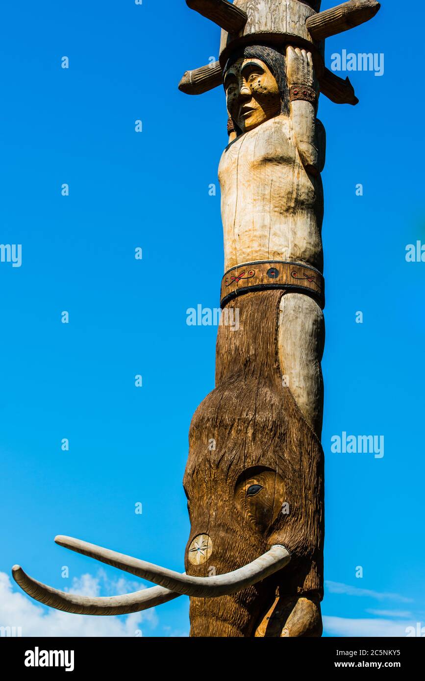 Parc Omega, Canada, juillet 3 2020 - le totem de la première nation dans le parc Omega au Canada Banque D'Images