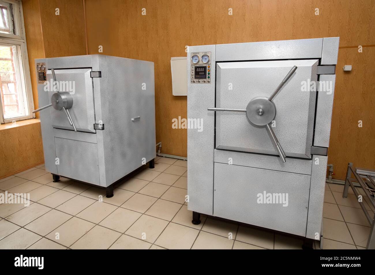 Autoclave industriel pour la désinfection des fournitures médicales, 2 dispositifs de l'industrie médicale dans la salle. Banque D'Images