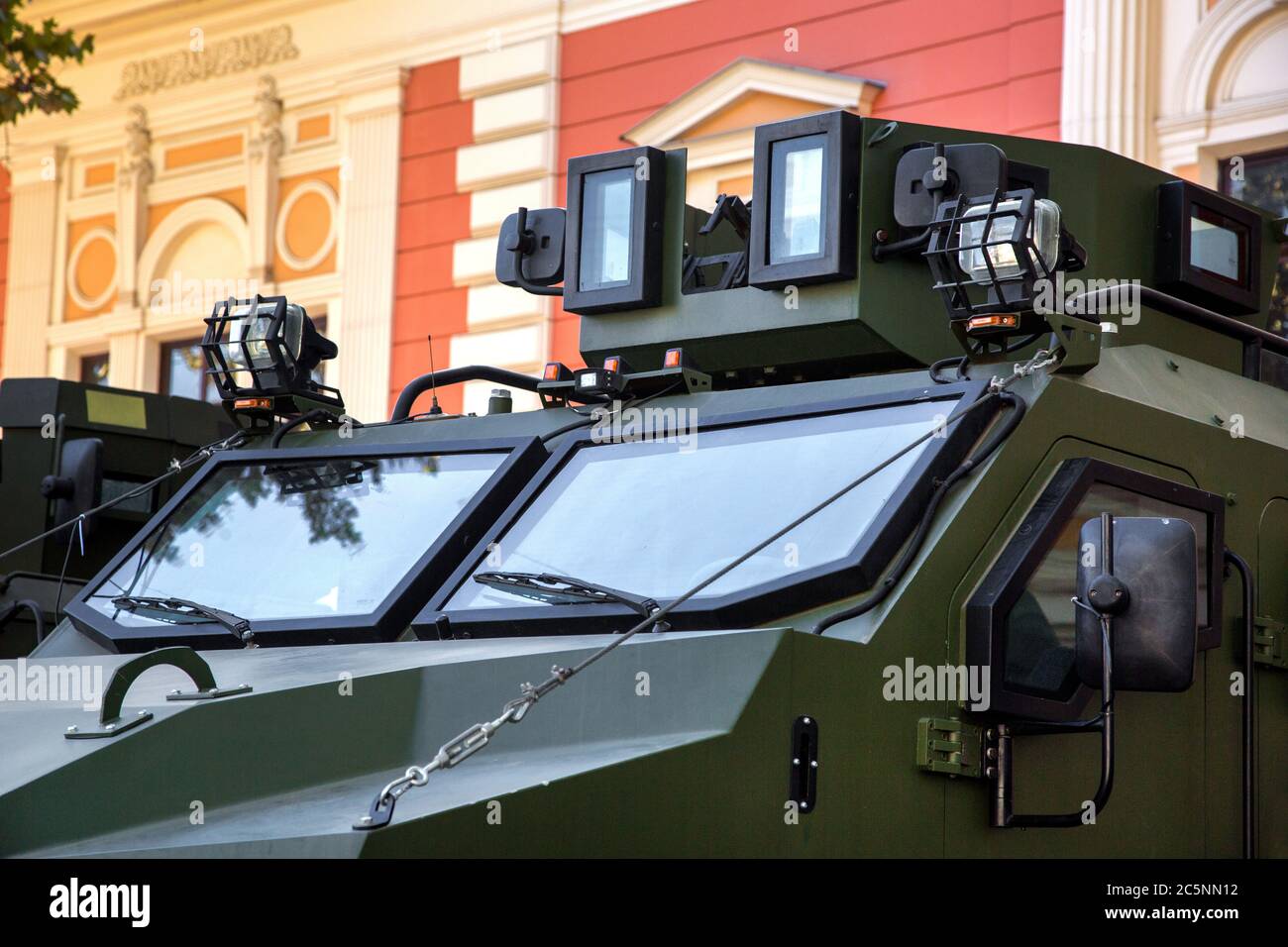 Gros plan sur le pare-brise d'un véhicule militaire blindé avec du matériel de reconnaissance de l'armée ukrainienne dans la ville. Banque D'Images