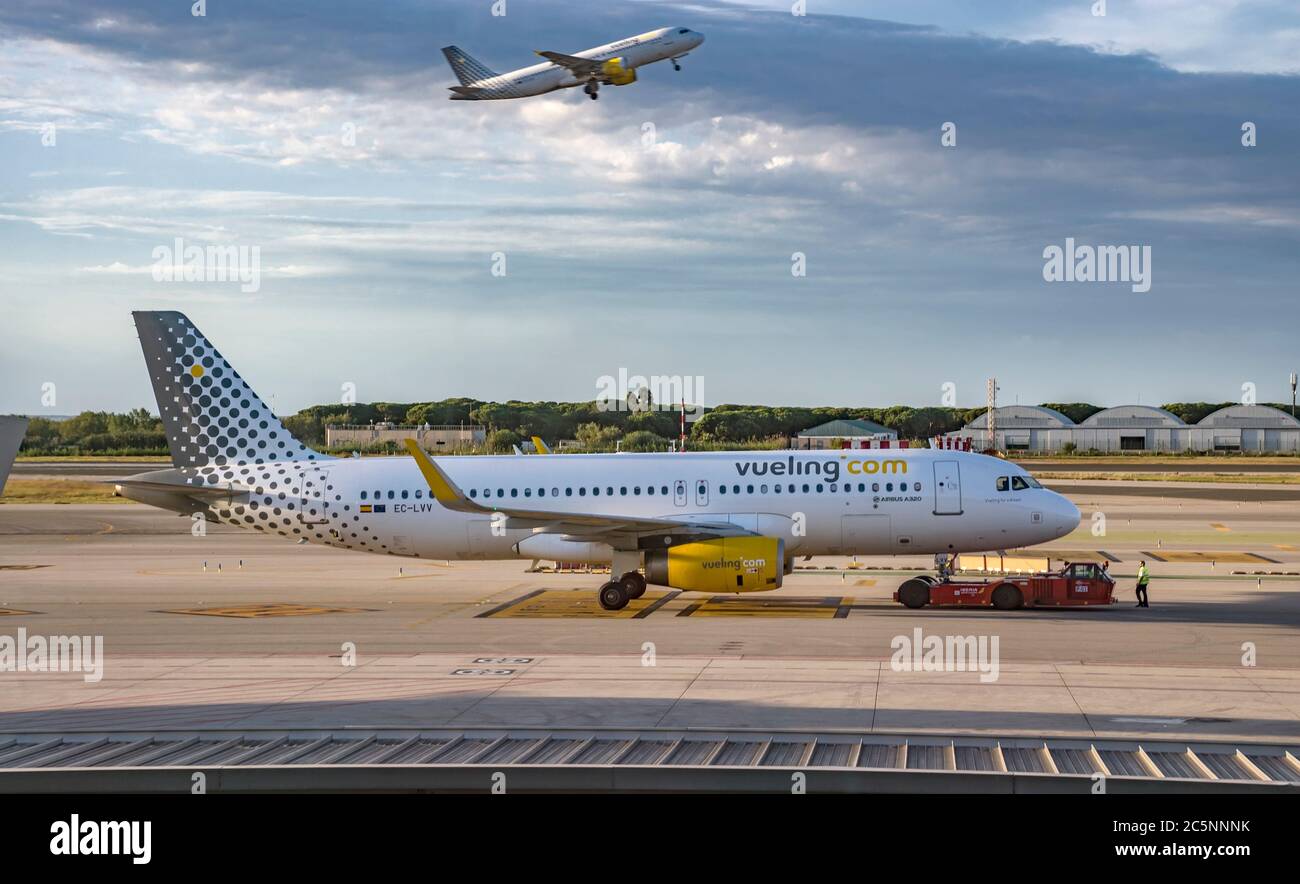 BARCELONE, ESPAGNE - 14 JUILLET 2016 : avion de Vueling Airlines à la porte du terminal T1 de l'aéroport El Prat-Barcelona. Barcelone, Espagne - 14 juillet 2 Banque D'Images