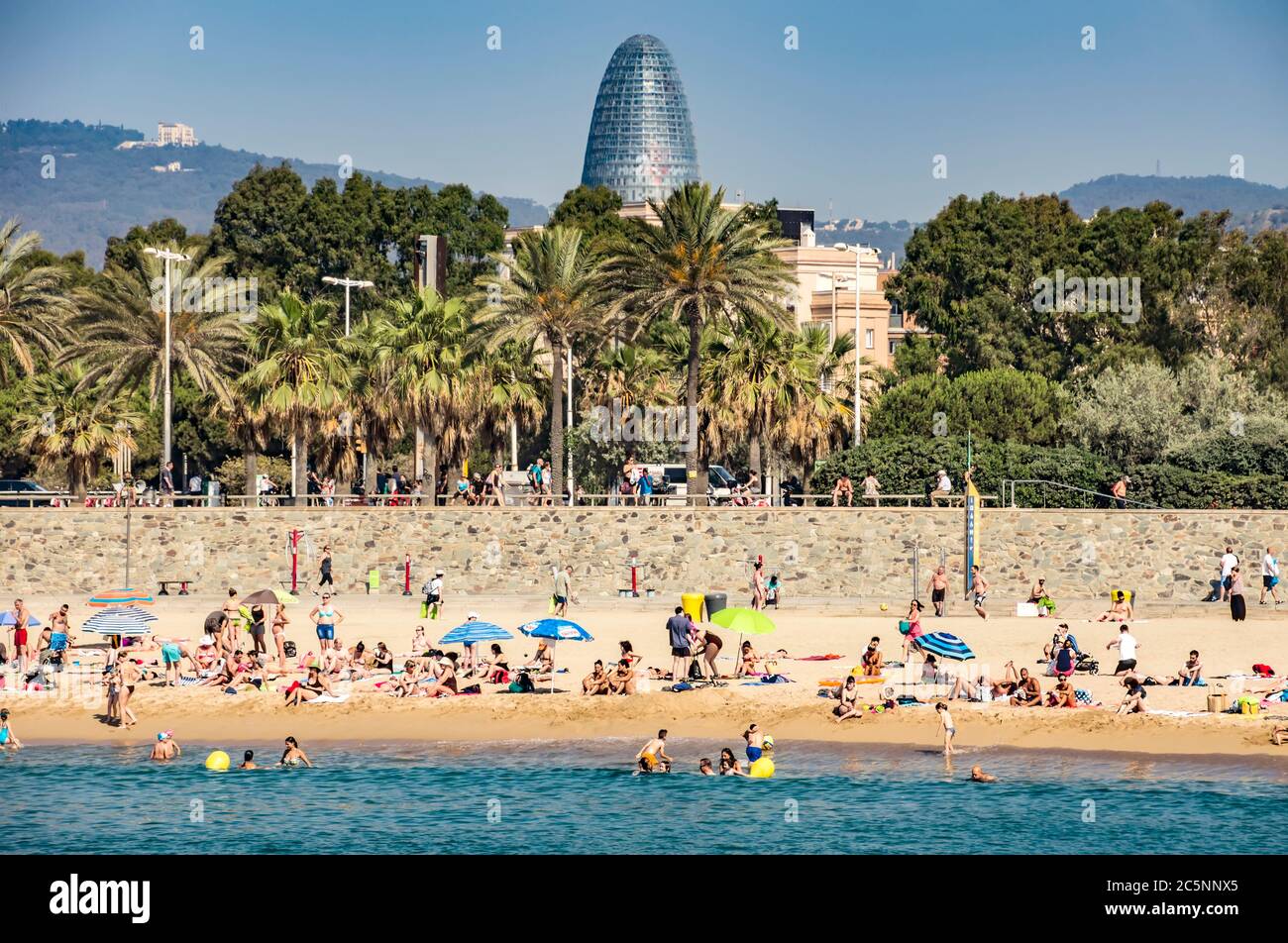 BARCELONE, ESPAGNE - 2 JUILLET 2016 : la plage de Barceloneta de la mer. Cette plage populaire accueille environ 500,000 visiteurs de partout pendant la saison estivale. Banque D'Images