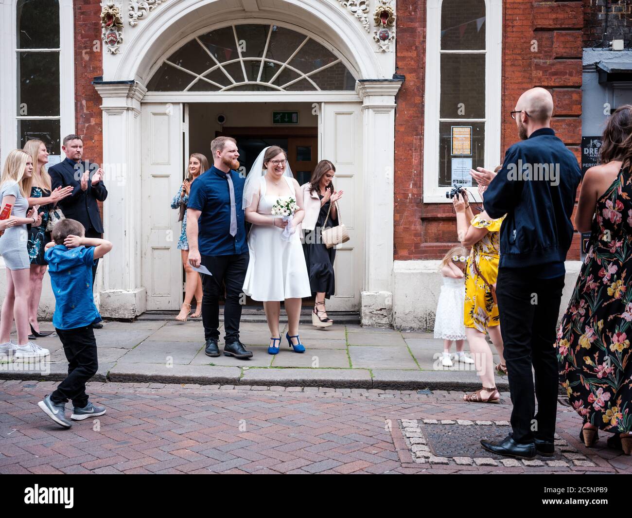 Rochester, Kent, Royaume-Uni. 4 juillet 2020. Un couple nouvellement wed sort du bureau du registre Medway. L'U.K rouvre des pubs, des restaurants, des coiffeurs, des coiffeurs et des hôtels le 4 juillet après avoir été fermé depuis mars en raison de l'épidémie de coronavirus. Crédit: Yousef Al Nasser/ Alamy Live News Banque D'Images